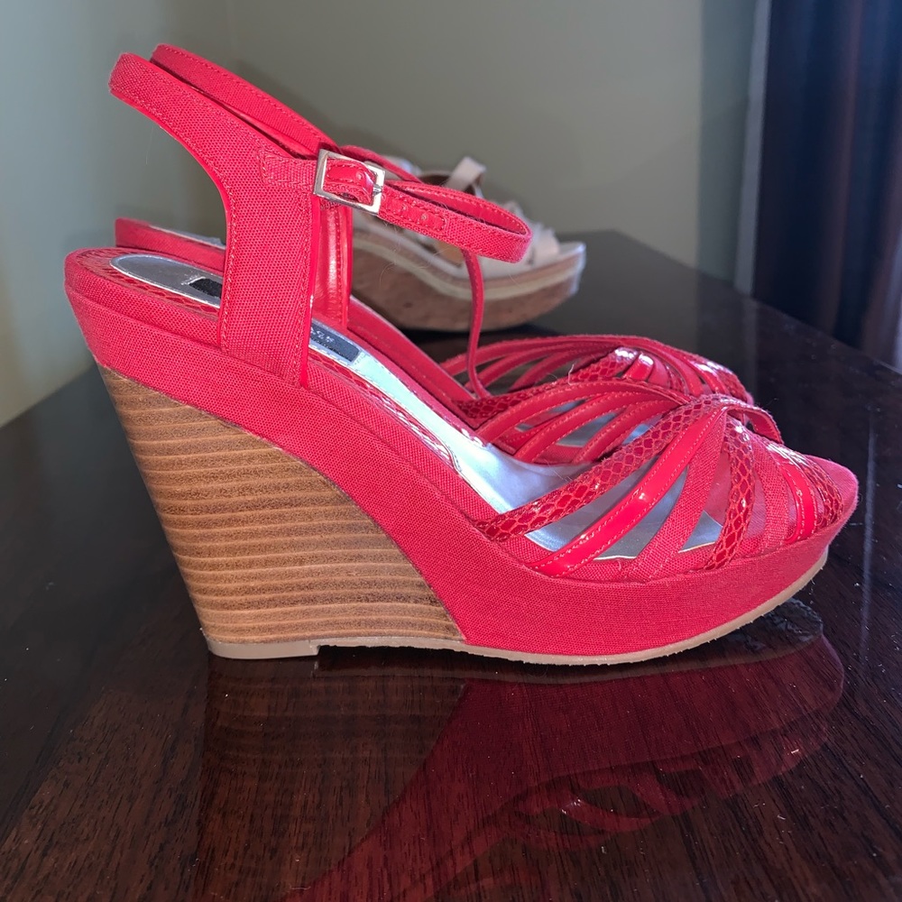 NEW NEVER WORN White House Black Market red Wedges